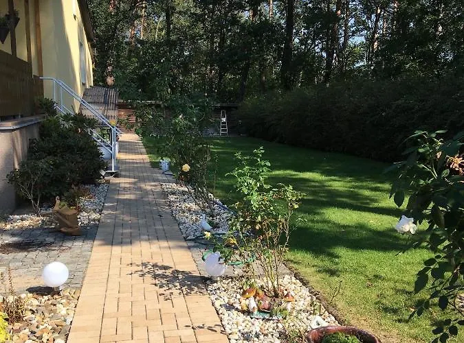 Helles Doppelzimmer Im Untergeschoss Mit Bad Im Grünen Nahe Potsdam *