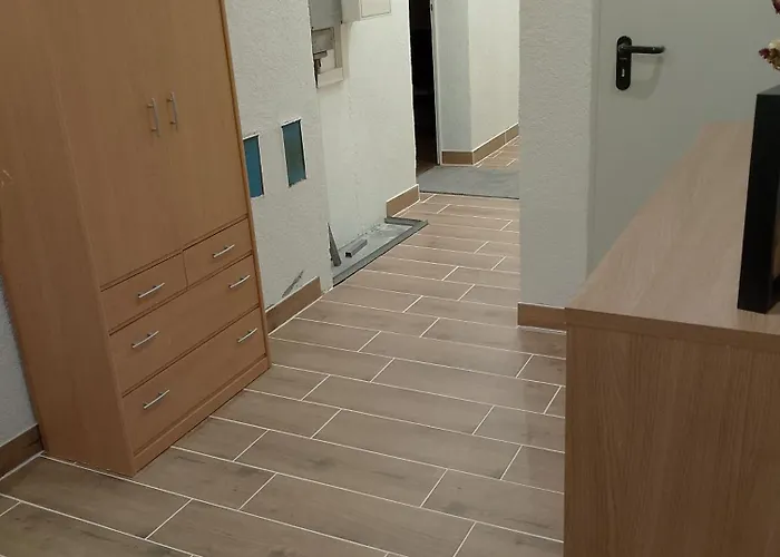 Helles Doppelzimmer Im Untergeschoss Mit Bad Im Grünen Nahe Potsdam